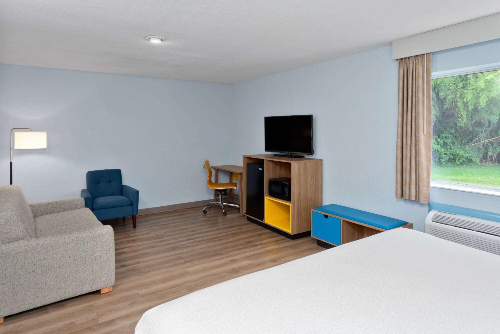 Days Inn & Suites By Wyndham Siler City Exterior photo
