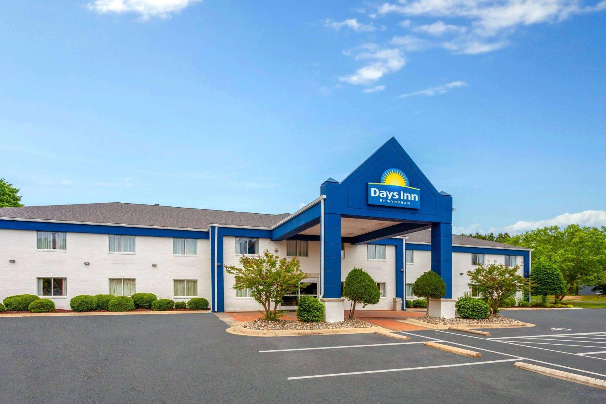 Days Inn & Suites By Wyndham Siler City Exterior photo