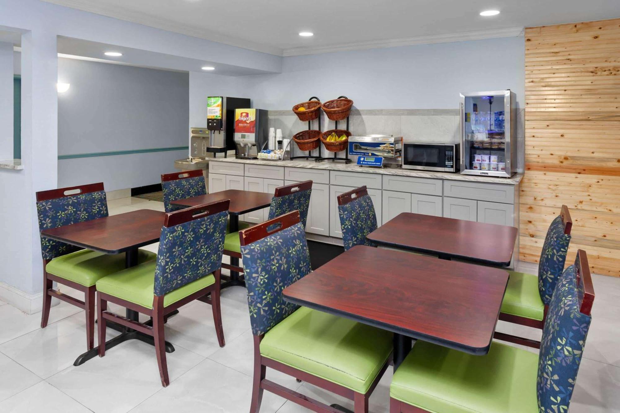 Days Inn & Suites By Wyndham Siler City Exterior photo