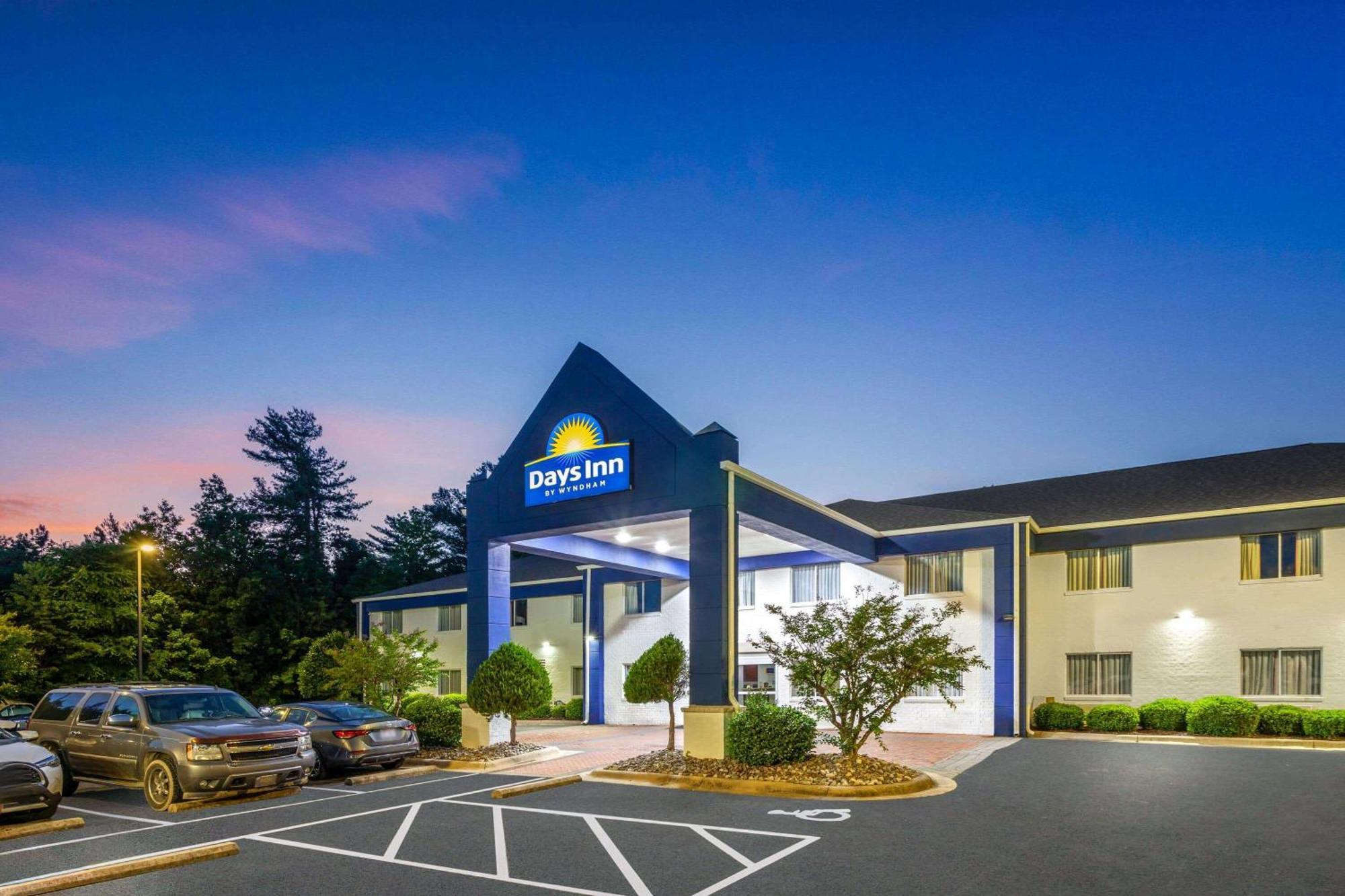 Days Inn & Suites By Wyndham Siler City Exterior photo